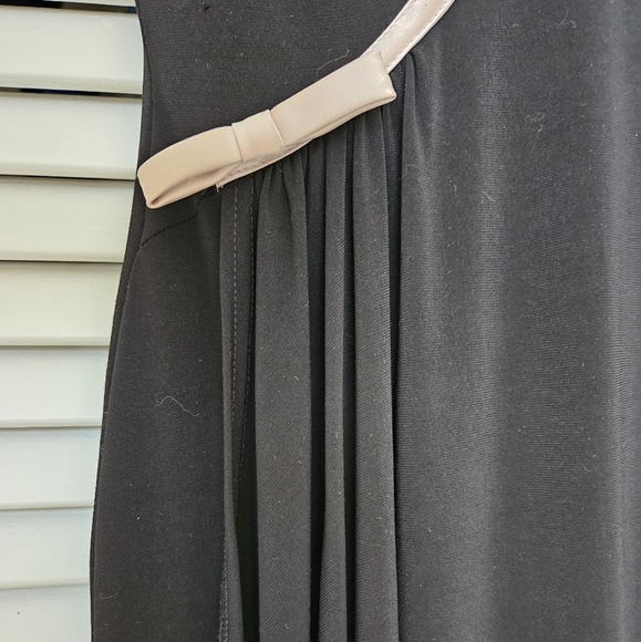 Little black dress with pink satin detail size 6 feels like a 4 to 6 MADE IN USA - Picture 4 of 5